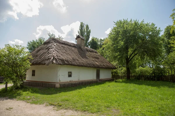 Kiev Ucrania Mayo 2019 Antigua Casa Campesina Ucraniana Primavera Con —  Fotos de Stock