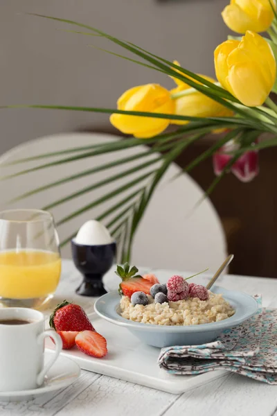 燕麦粥 配上新鲜蓝莓 覆盆子 意大利面和杏仁 放在白桌上的红碗里 健康的早餐 健康的饮食 素食的概念 孩子们丰盛的早餐 — 图库照片