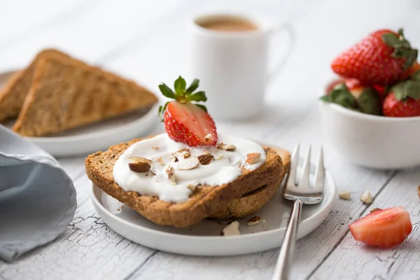 烤面包 奶油奶酪 杏仁和咖啡放在旧木桌上 春食的概念 简朴的早餐静物画 — 图库照片