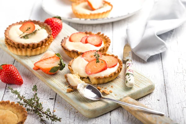 Tortas Frutas Pequenas Tortas Shortcrust Com Adição Queijo Creme Morangos — Fotografia de Stock