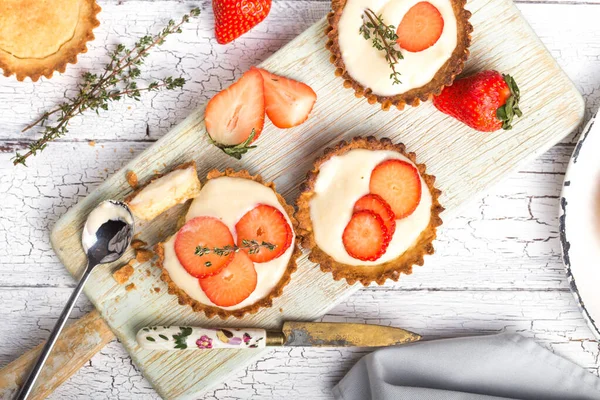 Tortas Frutas Pequenas Tortas Shortcrust Com Adição Queijo Creme Morangos — Fotografia de Stock