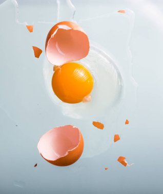 Kırık yumurta ve kabuk renkli masada
