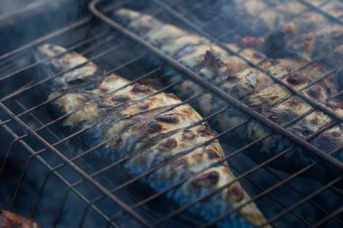 Limon ve baharatla kızartılmış mis kokulu uskumru.