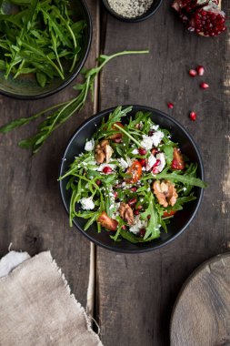 Ilık salata, roka, domates, peynir, susam, chia. Sağlıklı öğle veya akşam yemeği için fikir ve tarif.