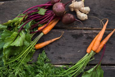 Masada çiğ organik sebze havuç ve pancar var. Sağlıklı, temiz yemek..