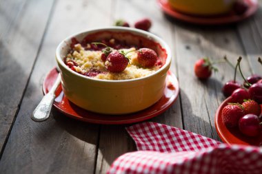 Tatlı turta. Çilek ve kırmızı şen şakrak. Yaz pastası ya da pasta üstü görünümü