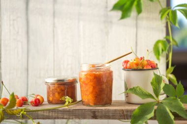 Sarı kiraz reçeli ve taze böğürtlenli köy masası. Tatlı yemek..