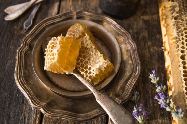 Balmumu ve sıvı doğal sarı bal içeren bal peteği parçası. Kırsal kesim. Arı ürünleri organik doğal bileşenler kavramına göre