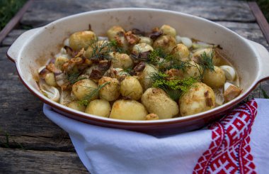 Pastırmalı patatesler ve ahşap arka planda otlar. Lezzetli Ukrayna yemekleri
