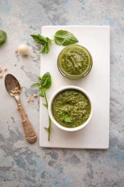 Sedir ve sarımsaklı ev yapımı fesleğen pesto kavanozları.