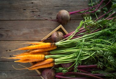 Masada çiğ organik sebze havuç ve pancar kökü var. Sağlıklı, temiz yemek..