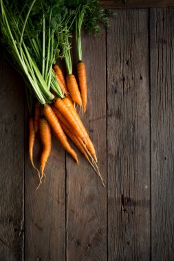 Köy arka planında taze havuçlar. Sağlıklı vejetaryen sebze yemeği.