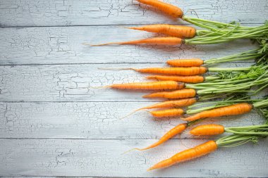 Beyaz arka planda izole edilmiş taze havuç yığınları.