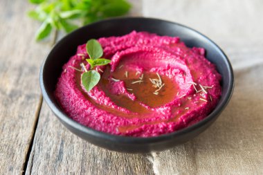 Taze sebzeli kırmızı pancar humusu, sağlıklı sebze yemeği.