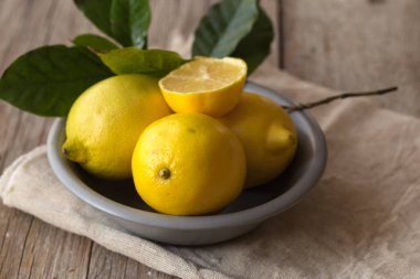 Ahşap arka planda taze limonlar