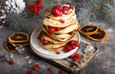 Gri arka planda Noel Kahvaltısı Krepleri