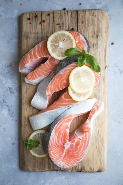 Salmón Trucha Cruda Filete Pescado Rojo Servido Con Hierbas Limón —  Fotos de Stock