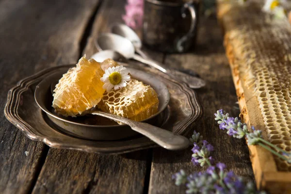 Honingraat Deel Met Vloeibare Natuurlijke Gele Honing Rustiek Bijenproducten Volgens — Stockfoto