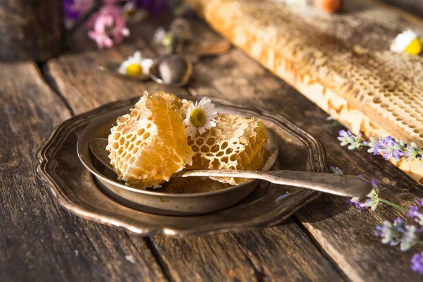 Honingraat Deel Met Vloeibare Natuurlijke Gele Honing Rustiek Bijenproducten Volgens — Stockfoto