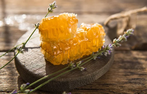 Honingraat Deel Met Vloeibare Natuurlijke Gele Honing Rustiek Bijenproducten Volgens — Stockfoto