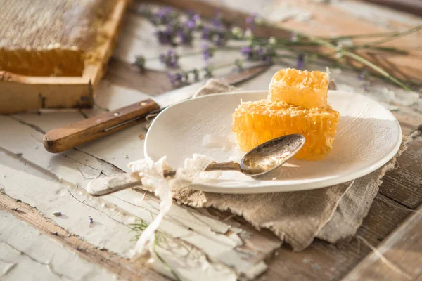 Parte Favo Mel Com Cera Mel Amarelo Natural Líquido Rústico — Fotografia de Stock