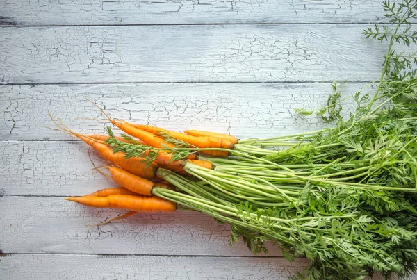 Montón Zanahorias Frescas Con Tallos Aislados Sobre Fondo Blanco — Foto de Stock