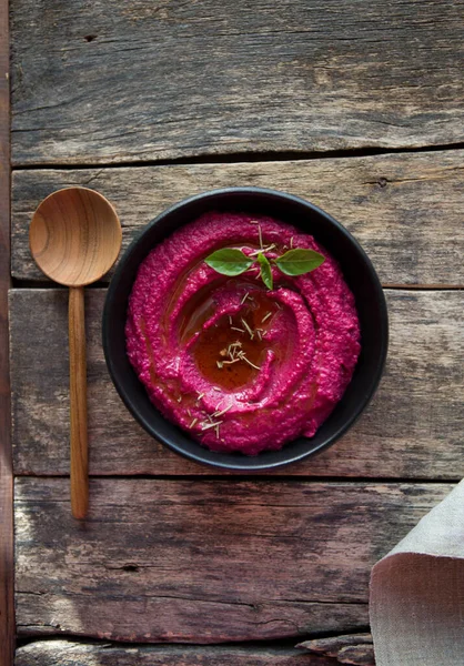 Taze sebzeli kırmızı pancar humusu, sağlıklı sebze yemeği.