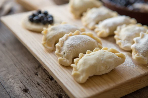 Förbereder Dumplings Fyllda Med Blåbär Traditionellt Ukrainskt Kök Bageriprodukt Strött — Stockfoto