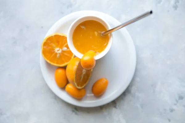 Апельсиновый Сок Лимоном Медом Белом Фоне — стоковое фото