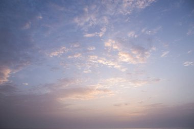 Güzel gün batımı gökyüzü bulutlu