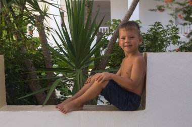 Yunanistan 'da tatilde poz veren küçük çocuk 