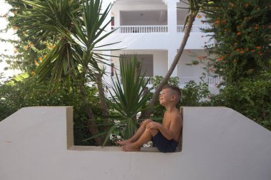 Yunanistan 'da tatilde poz veren küçük çocuk 