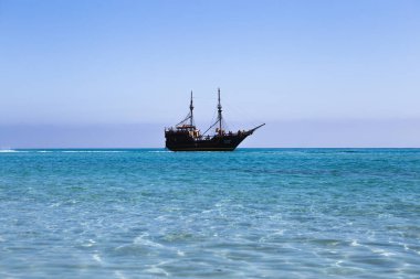 Tunus - 28 Eylül 2019: Parti teknesi olarak ikiye katlanan modern bir korsan gemisi kıyıda oturuyor