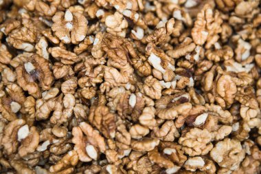 Arka plan olarak ceviz yığınını kapat