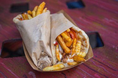 Shawarma, jiroskop geçmişi. Geleneksel Yunan yemeği, Yunan eti, yakın çekim manzarası,