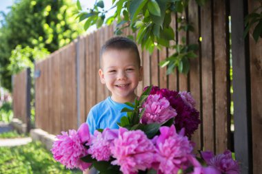Dışarıda eğlenen küçük şirin bir çocuğun portresi.