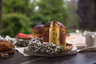 Paskalya Pastası, Ukrayna Geleneksel Kulich veya bahar çiçekleriyle hafif bir arkaplanda Brioche