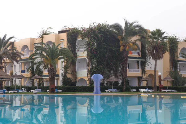 Tunis Setembro 2019 Bela Piscina Com Palmeiras Hotel Nas Margens — Fotografia de Stock