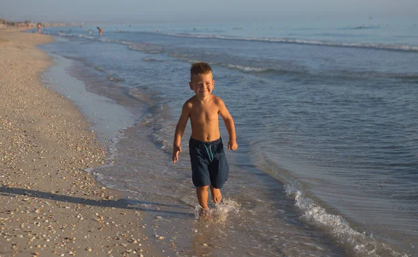 Heureux Petit Garçon Qui Court Sur Plage Mer Drôle Mignon — Photo