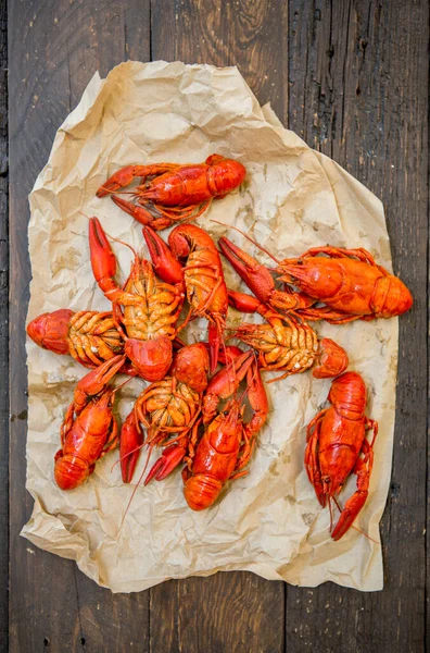 Peces Cangrejos Rojos Hervidos Mesa Estilo Rústico Primer Plano Primer — Foto de Stock