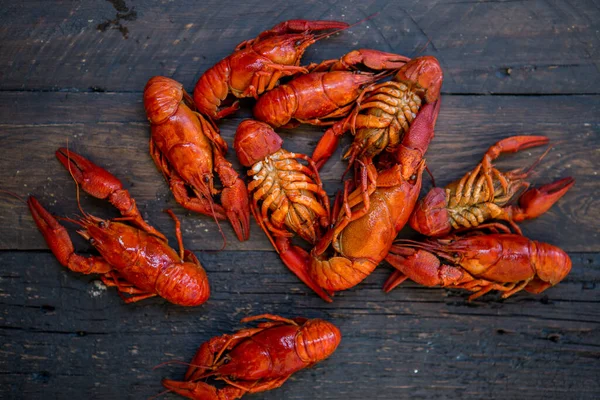 Peces Cangrejos Rojos Hervidos Mesa Estilo Rústico Primer Plano Langosta — Foto de Stock