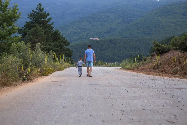 Pai Filho Caminhando Juntos Estrada Montanha — Fotografia de Stock