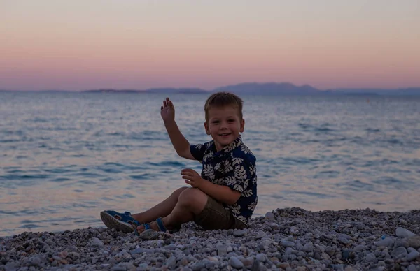 Drôle Petit Garçon Sautant Haut Sur Plage Près Rivage Été — Photo