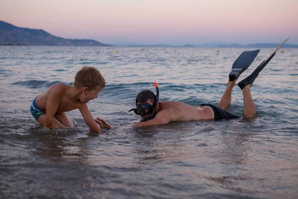 Kleiner Junge Und Vater Haben Spaß Strand — Stockfoto