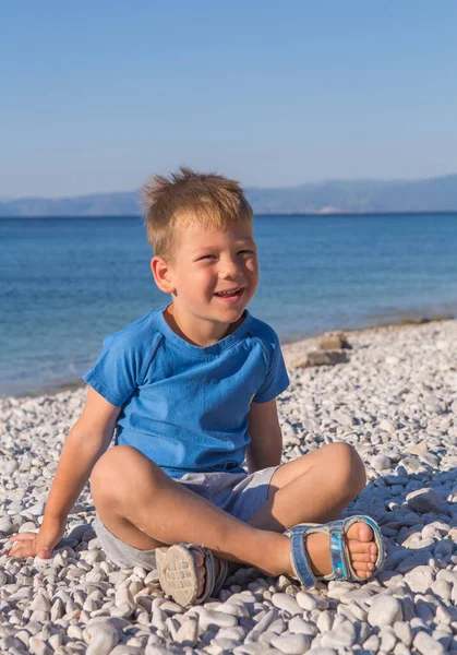 Drôle Petit Garçon Sautant Haut Sur Plage Près Rivage Été — Photo