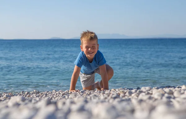 Drôle Petit Garçon Sautant Haut Sur Plage Près Rivage Été — Photo