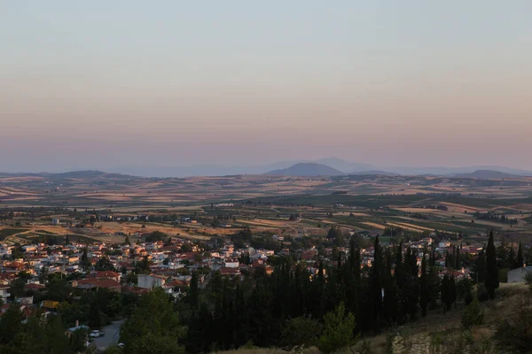 Orta Makedonya 'nın Selanik kenti yakınlarındaki Chortiatis Dağı ve Chalkidiki kırsalının güneşli manzarası
