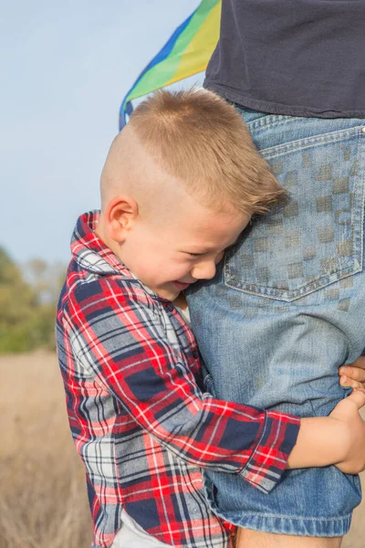 Una Famiglia Felice Papà Figlio Che Giocano Abbracciano Aria Aperta — Foto Stock