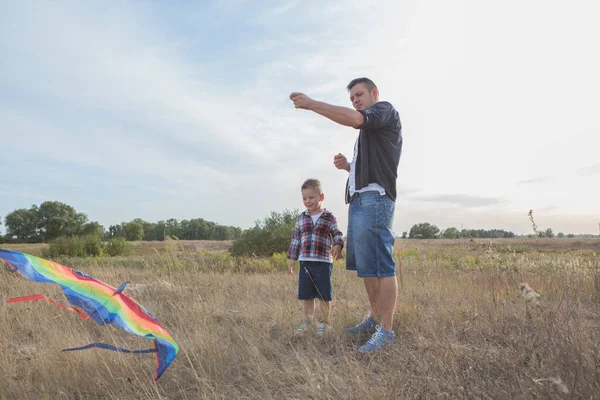 Família Feliz Pai Filho Brincando Abraçando Livre Dia Pai — Fotografia de Stock