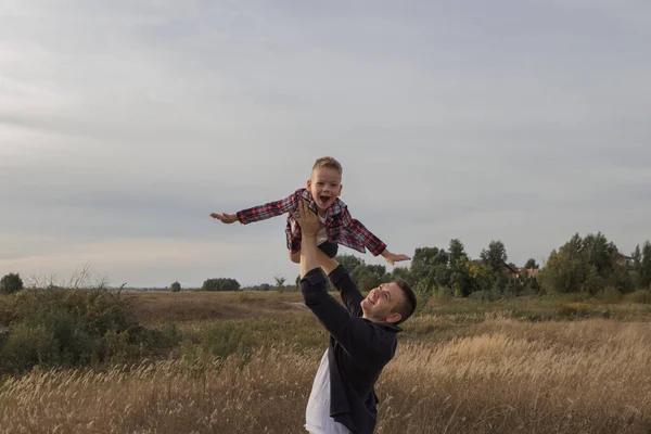 Gelukkige Familie Zoon Spelen Omarmen Het Buitenleven Vaderdag — Stockfoto